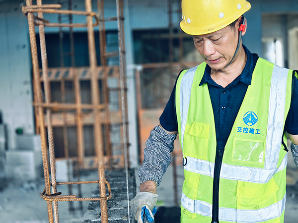 “蒸”戰(zhàn)高溫 絕不服“暑”——致敬高溫下的交控建工人