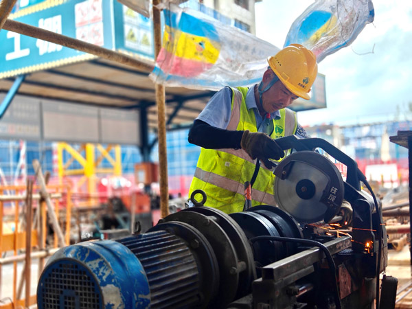 戰(zhàn)高溫,不服“暑” | 致敬高溫下的交控建工人